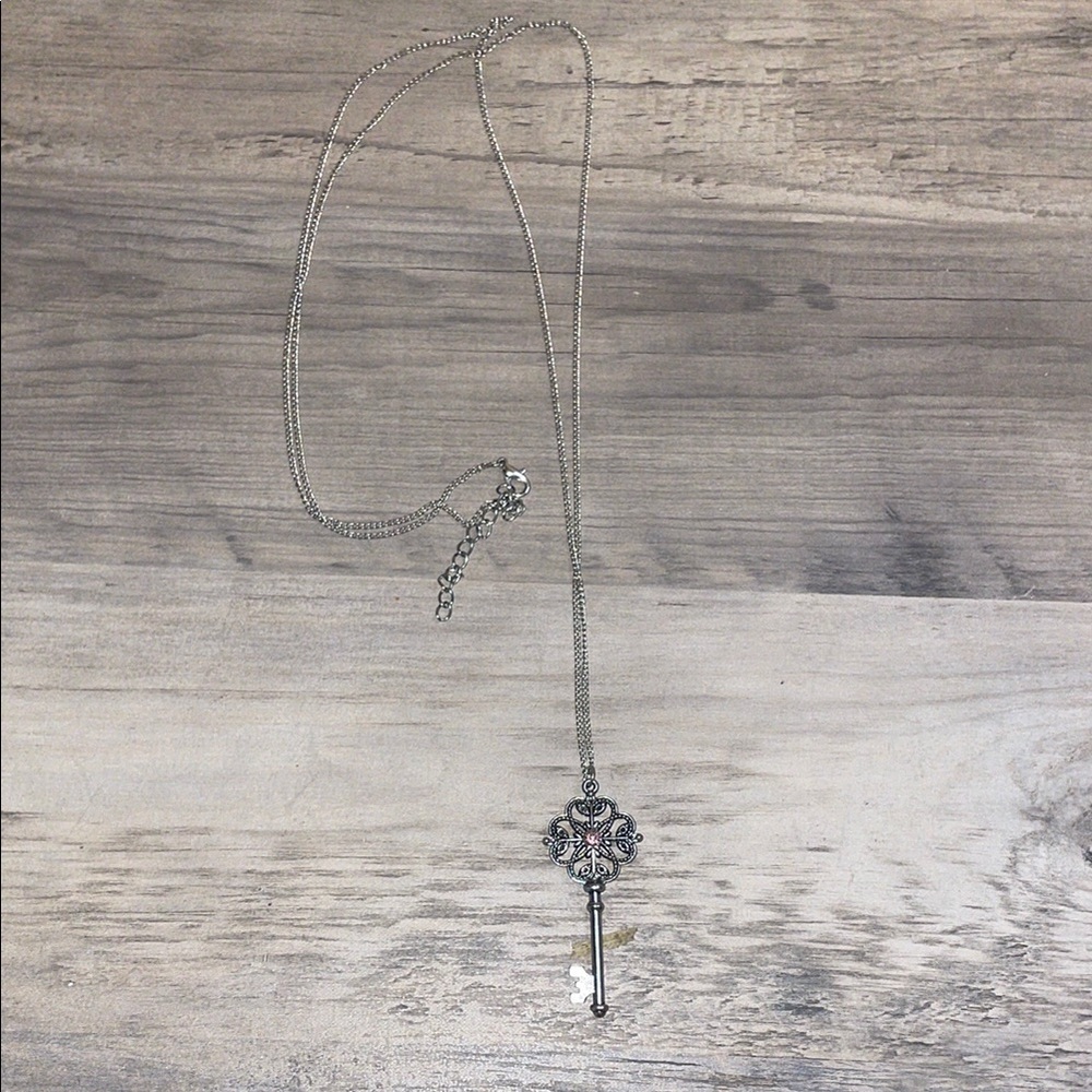 Boutique woman’s necklace Silver tone Key Pendant pink stone nwot